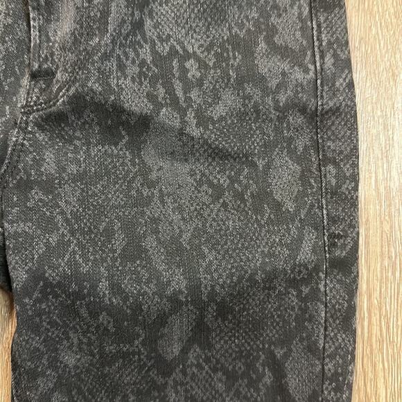 FRAME Skinny Mid Rise Black Python Print Jeans Size 26 - Picture 4 of 7